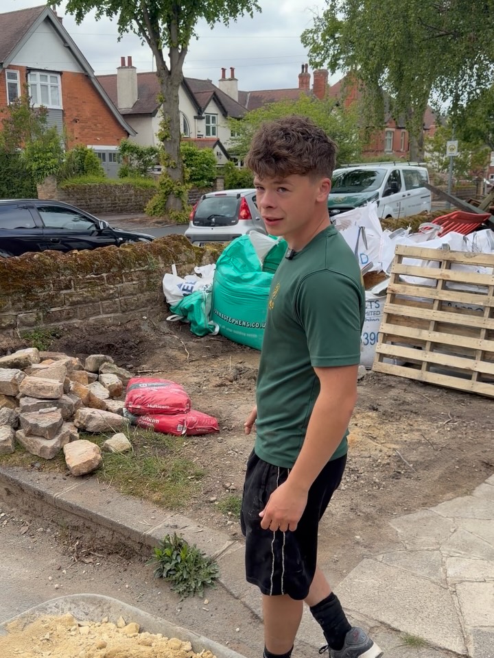 Mr One Take 🎬

Everyone loves a @nathan_.betts update 👏

Jumping in front of the camera is no easy